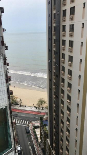 Apartamento á 30 metros praia, com vista mar.